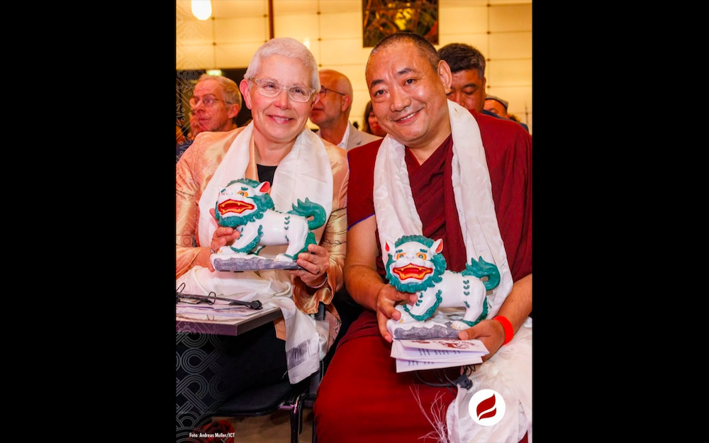 Dr. Sophie Richardson en Geshe Lobsang Monlam met de Snow Lion Human Rights Award in Berlijn