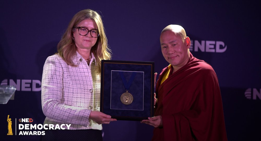 Zeekyab Rinpoche ontvangt de Democracy Service Medal van NED namens de 11e Panchen Lama