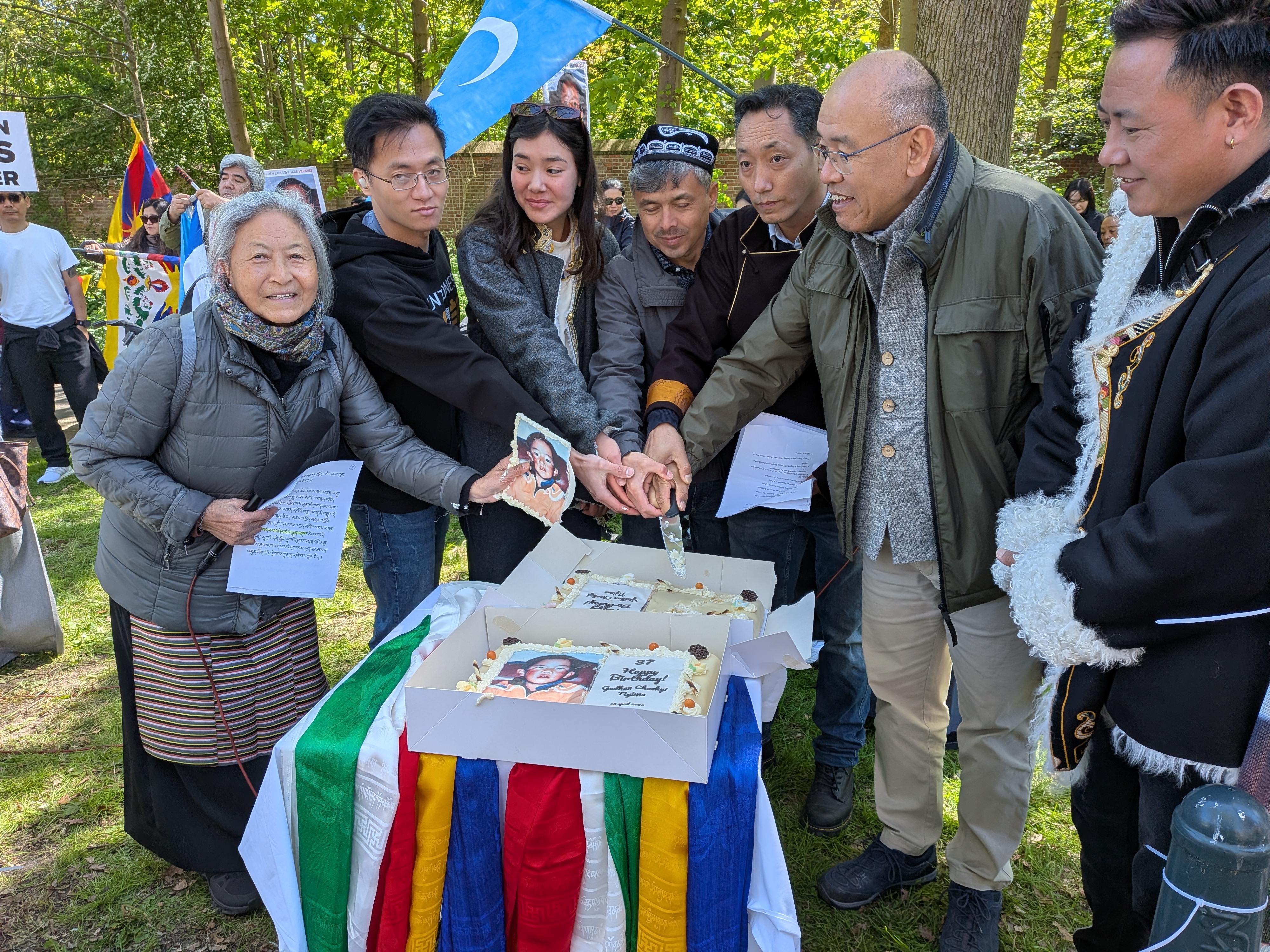 Het gezamenlijk aansnijden van de verjaardagstaart