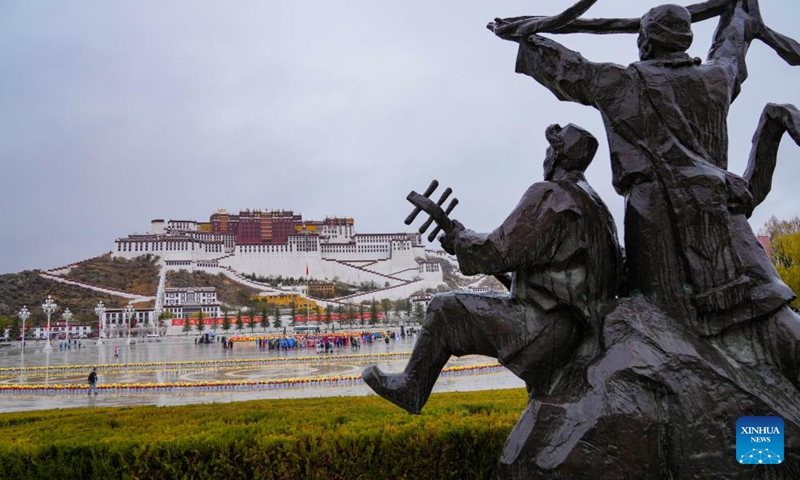 Brons monument voor het Potala Paleis symboliseert de Chinese 'bevrijding' van Tibet