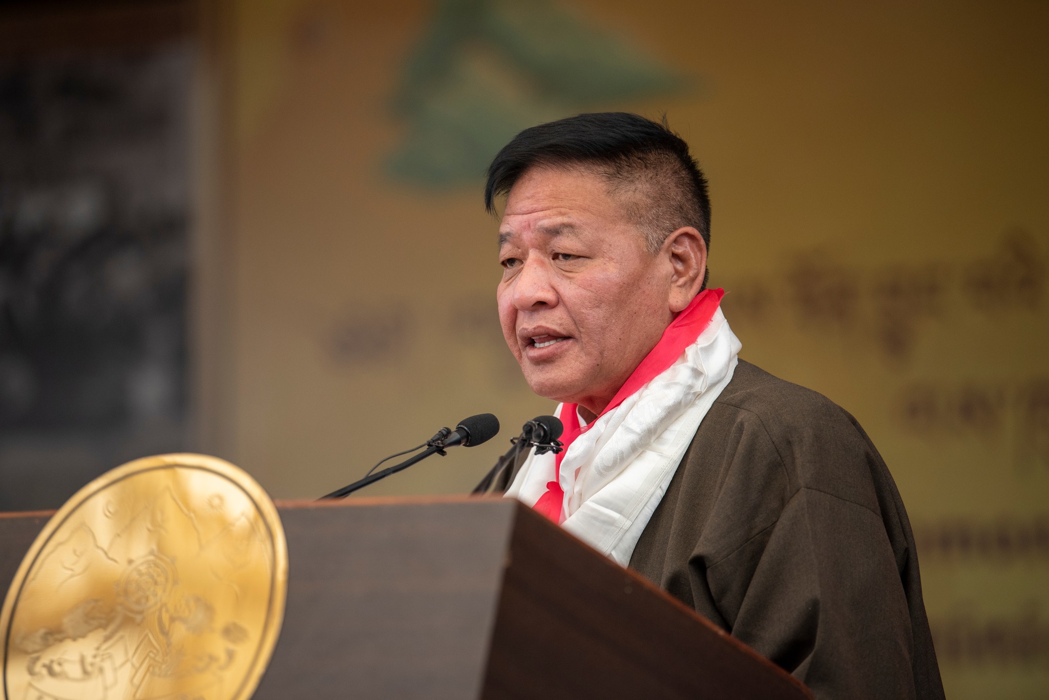 Penpa Tsering houdt zijn inaugurele rede tijdens de inauguratie van het 17e Kashag in Dharamsala