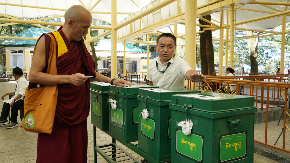 Een Tibetaanse monnik brengt zijn stem uit bij het Main Tibetan Temple stembureau tijdens de finale ronde van de verkiezingen op 26 april 2026