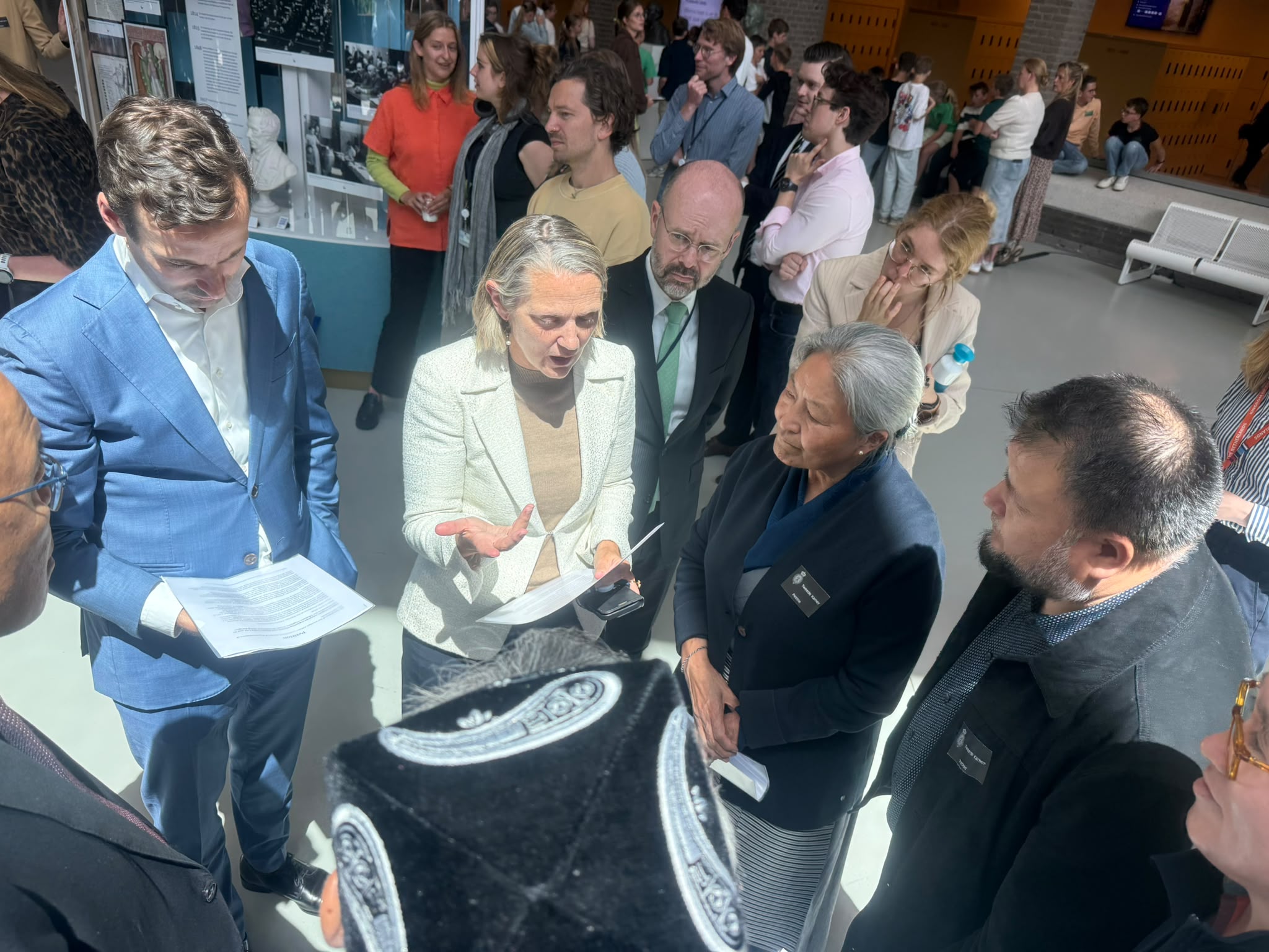 Vertegenwoordigers van de coalitie met spandoeken en vlaggen tijdens de aanbieding van de petitie in Den Haag, 9 juni 2026