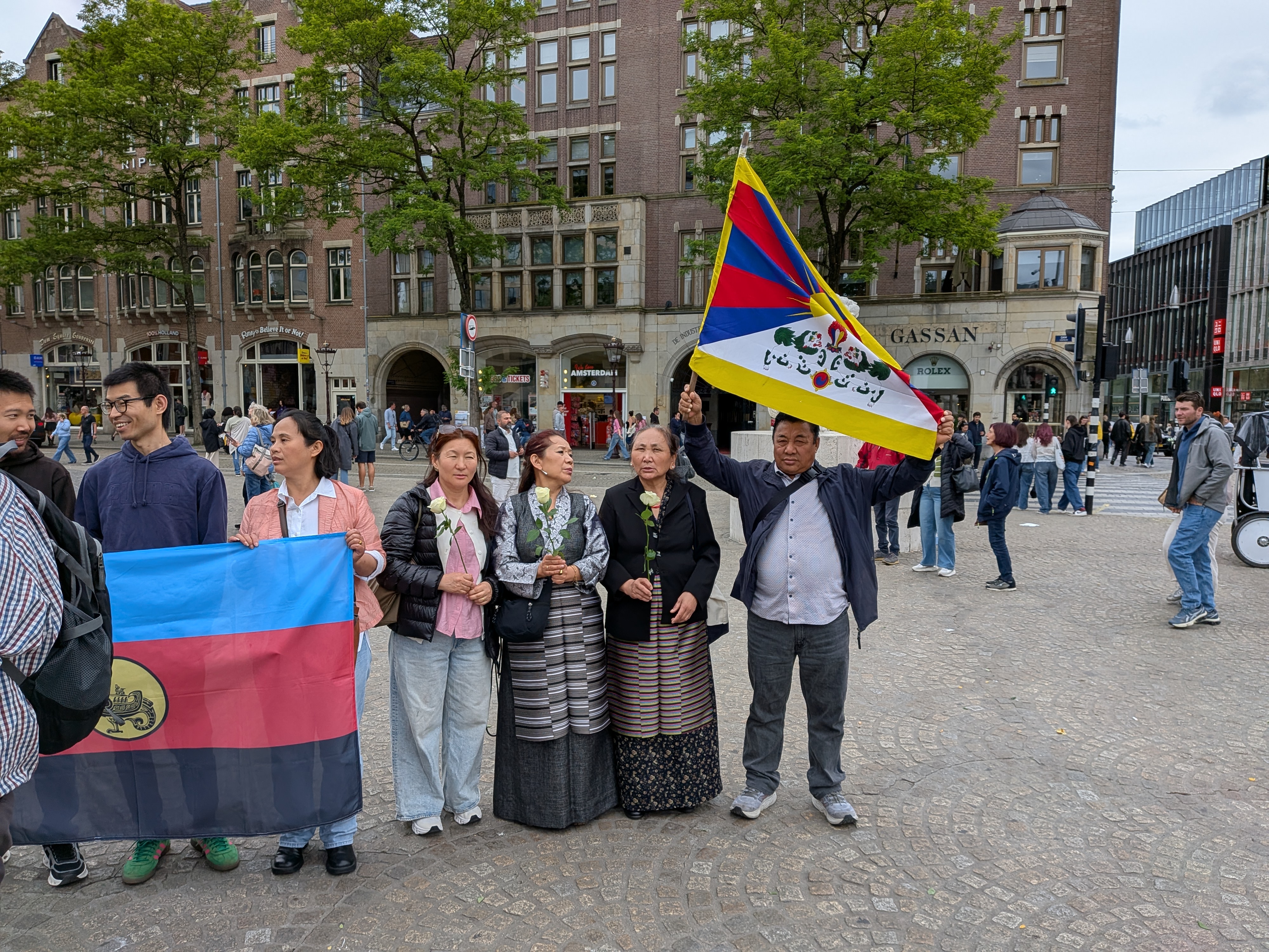 Demonstranten met spandoeken op de Dam in Amsterdam, 6 juni 2026
