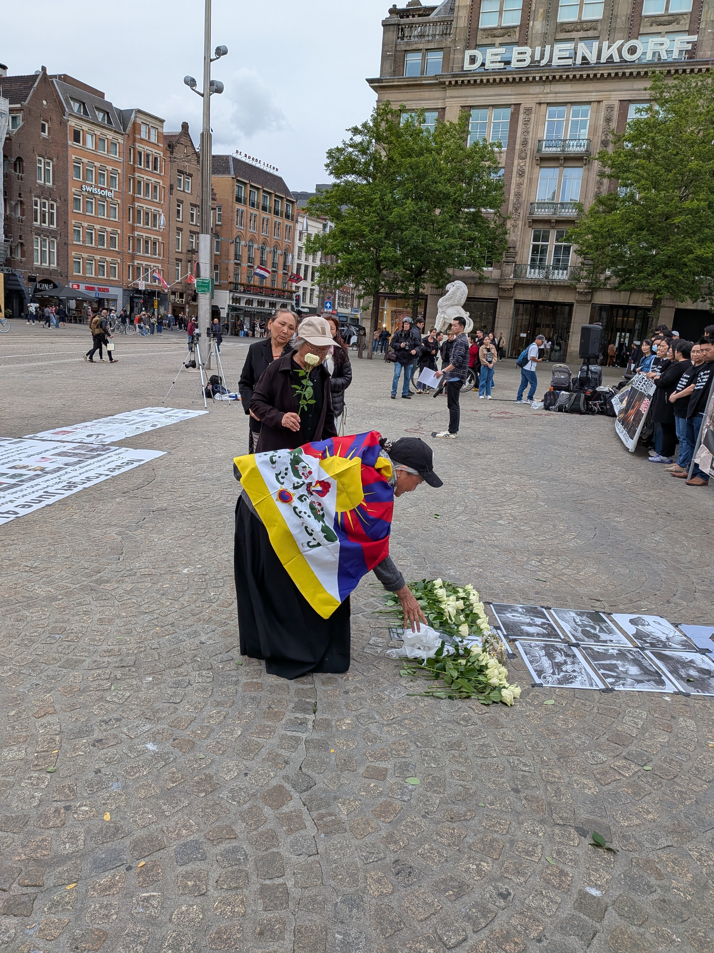 Deelnemers aan de herdenking op de Dam in Amsterdam, 6 juni 2026