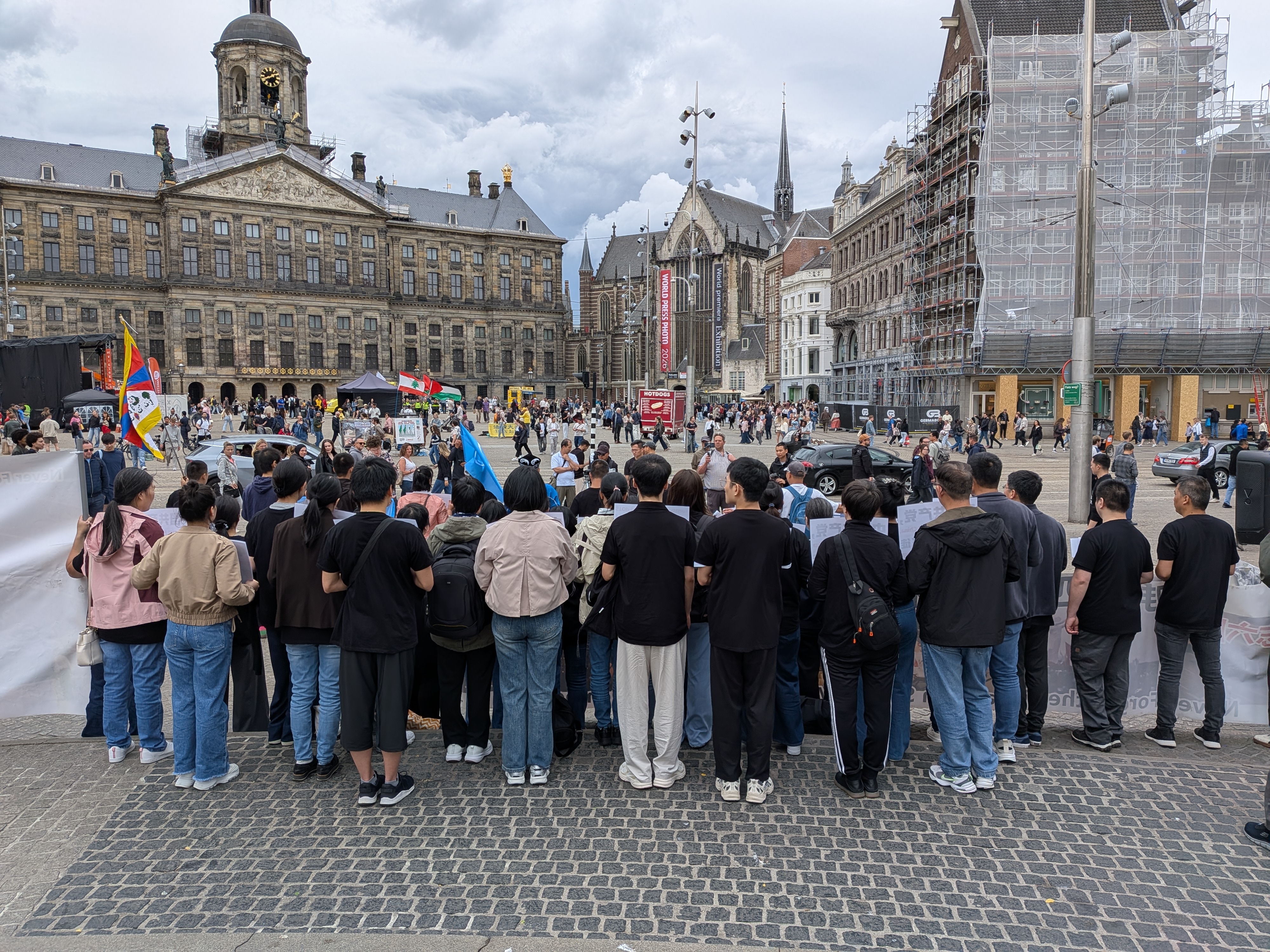 Deelnemers aan de herdenking op de Dam in Amsterdam, 6 juni 2026