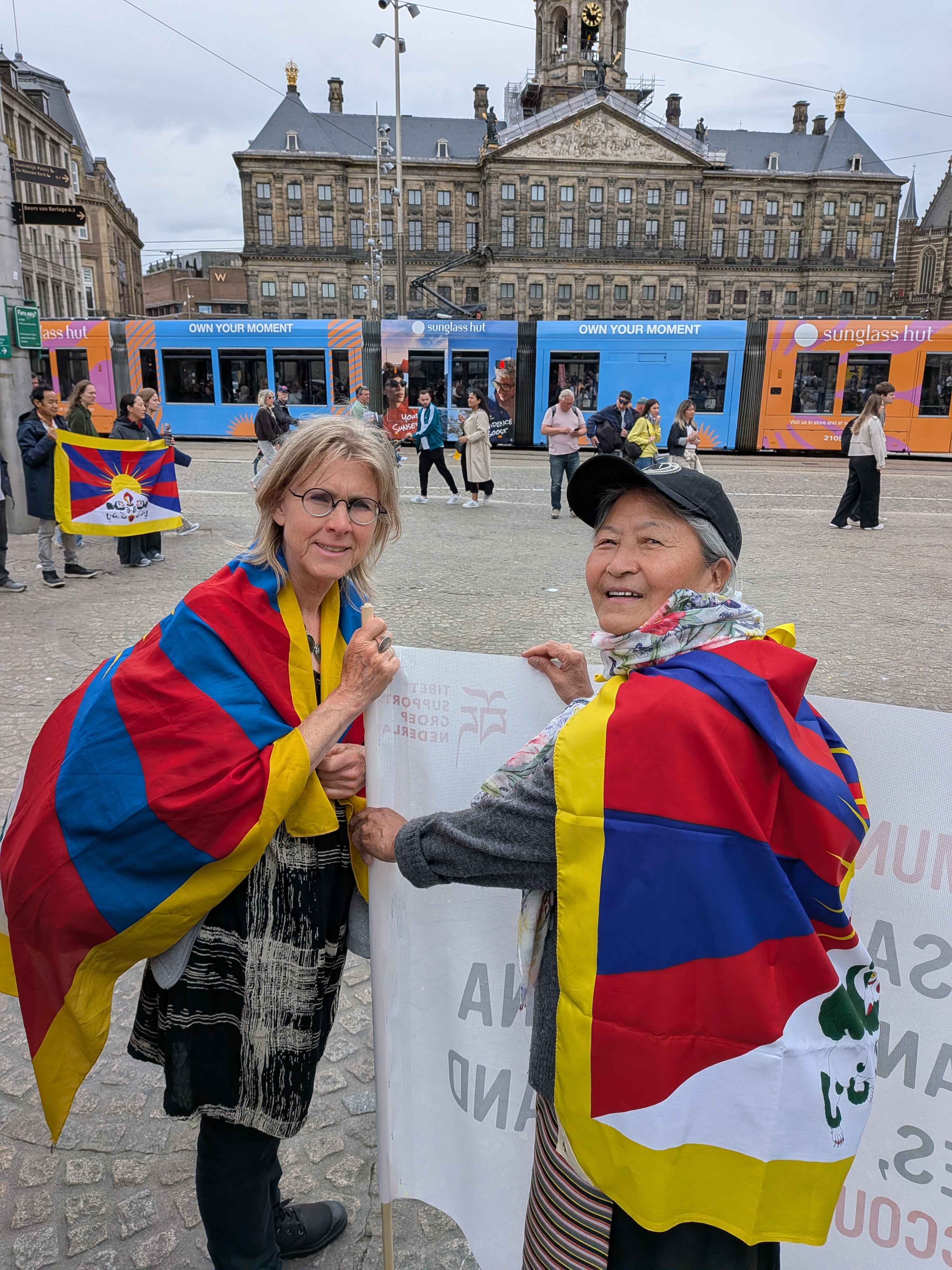 Deelnemers met de Tibetaanse vlag op de Dam in Amsterdam, 6 juni 2026