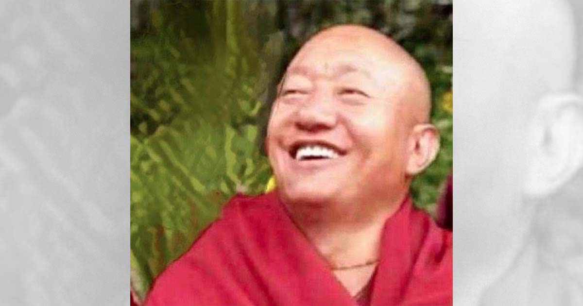 Portret van Gonpo Tsering, monnik van het Yena-klooster in Derge, lachend in donkerrood gewaad